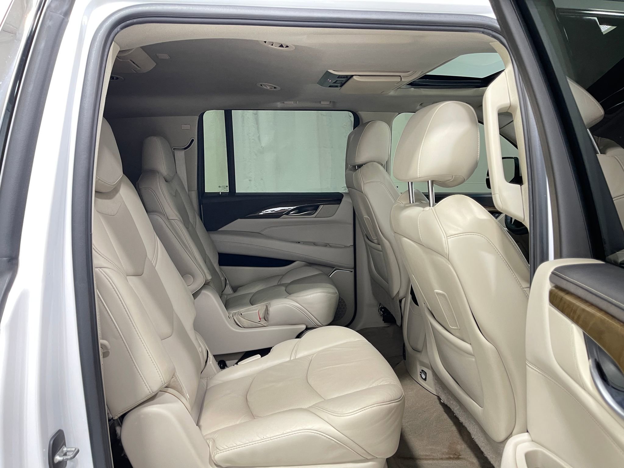 Used 2018 Cadillac Escalade ESV Premium Luxury AWD/4WD image 33