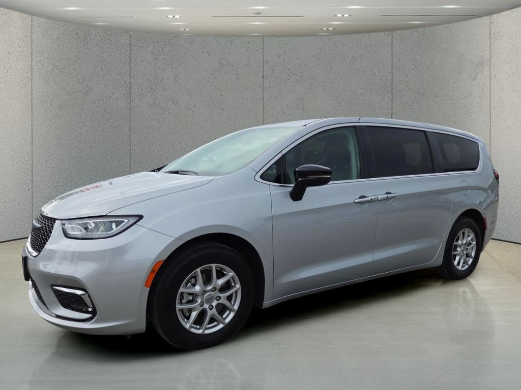 Used 2024 Chrysler Pacifica Touring-L FWD image 10
