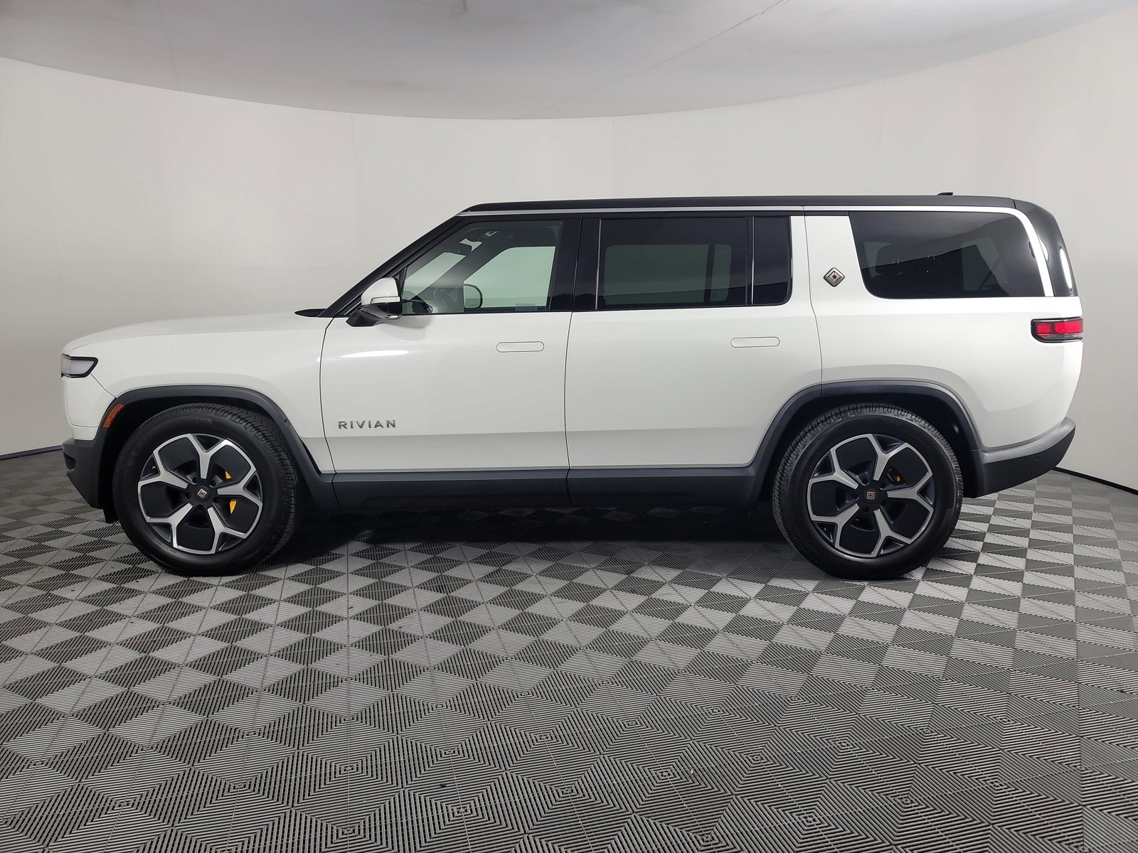 Used 2023 Rivian R1S Adventure AWD/4WD image 2