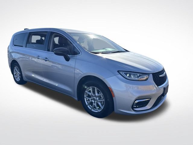 Used 2024 Chrysler Pacifica Touring-L FWD image 10