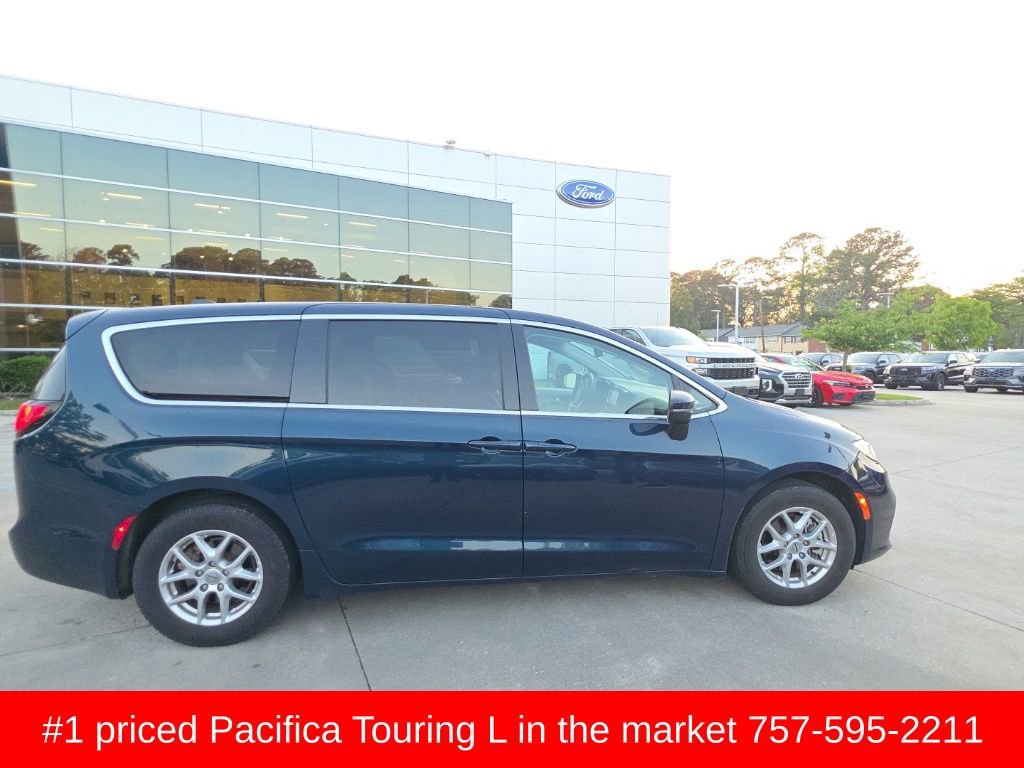 Used 2023 Chrysler Pacifica Touring-L image 4