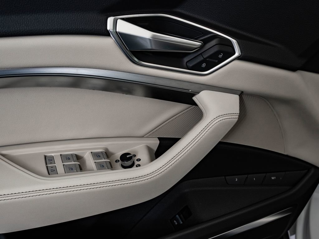 Used 2022 Audi e-tron Premium Plus w/ Premium Plus Package image 26