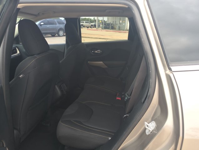 Used 2017 Jeep Cherokee Latitude FWD image 18