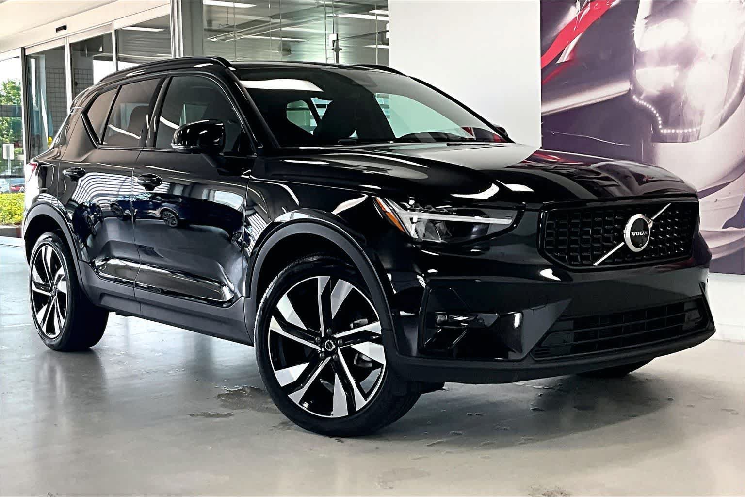 Used 2025 Volvo XC40 B5 Plus AWD/4WD image 19