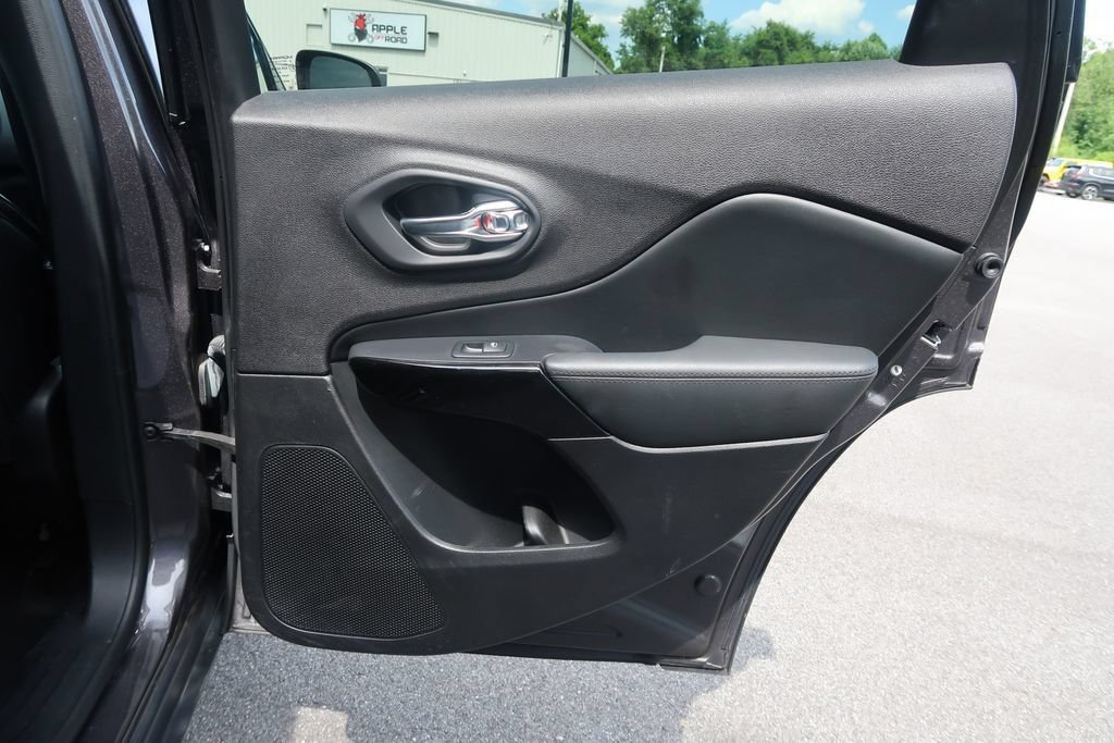Used 2021 Jeep Cherokee Latitude Plus AWD/4WD image 15