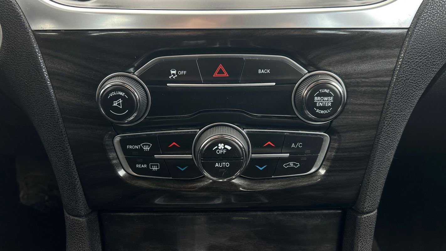 Used 2016 Chrysler 300 Limited image 29