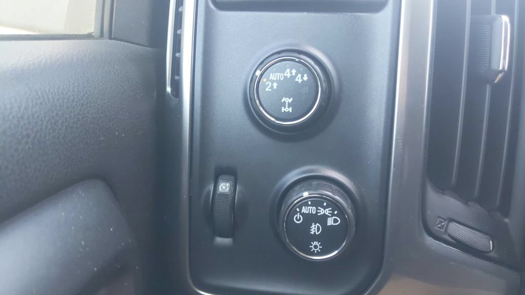 Used 2017 Chevrolet Silverado 1500 LT AWD/4WD image 28