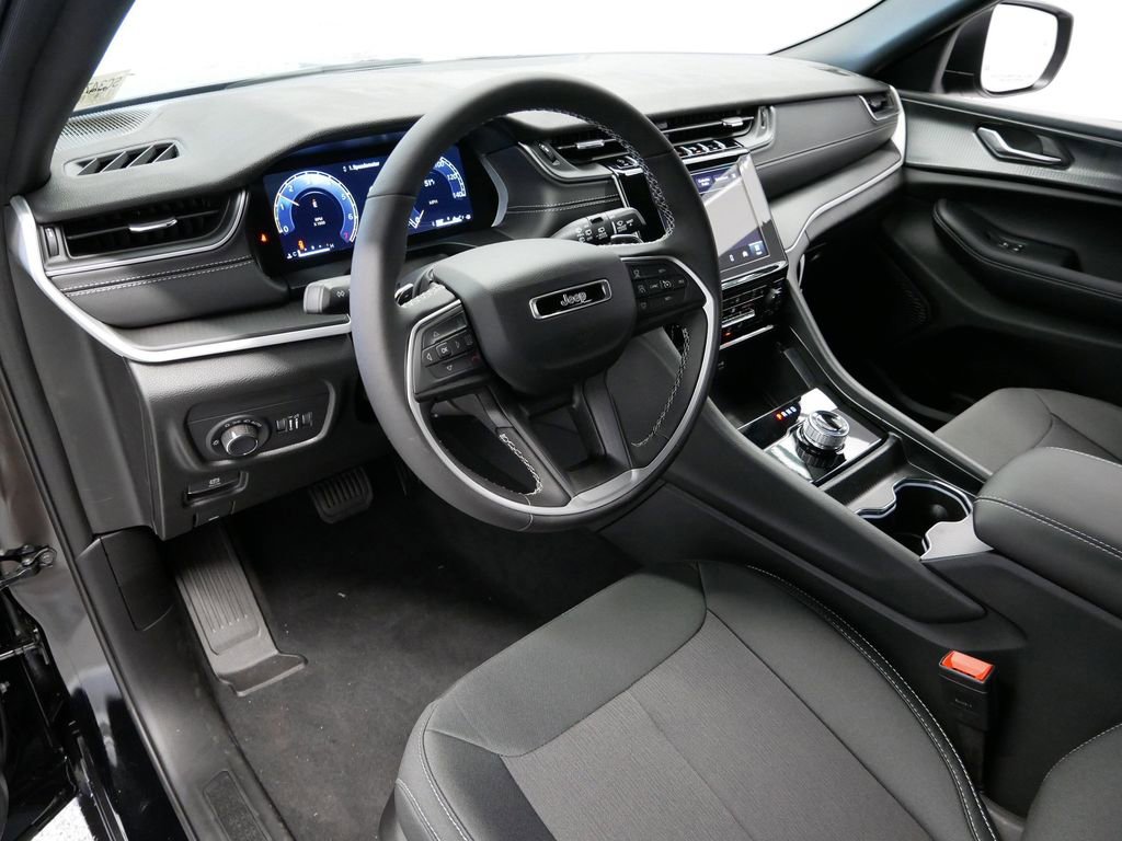 New 2025 Jeep Grand Cherokee Laredo w/ Luxury Tech Group I image 2