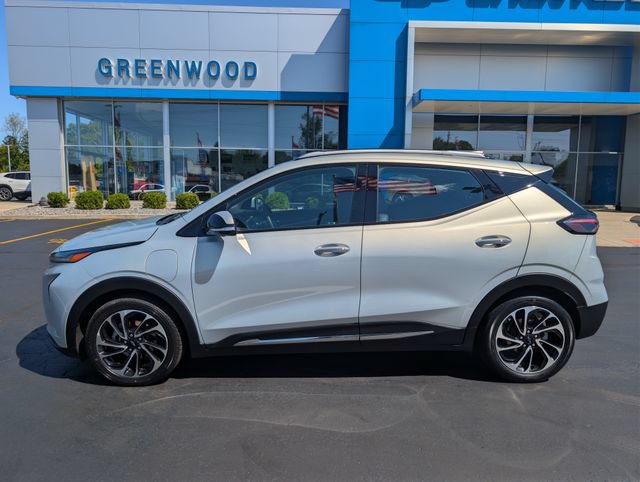 Used 2023 Chevrolet Bolt EUV Premier w/ Sun & Sound Package FWD image 2