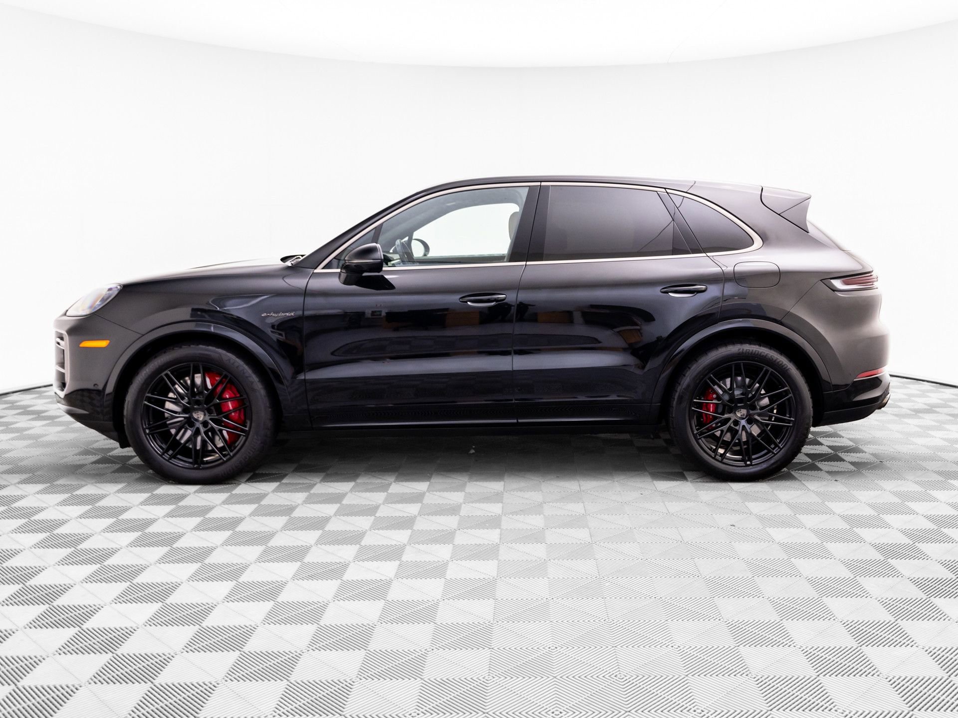 Certified 2025 Porsche Cayenne Turbo image 2