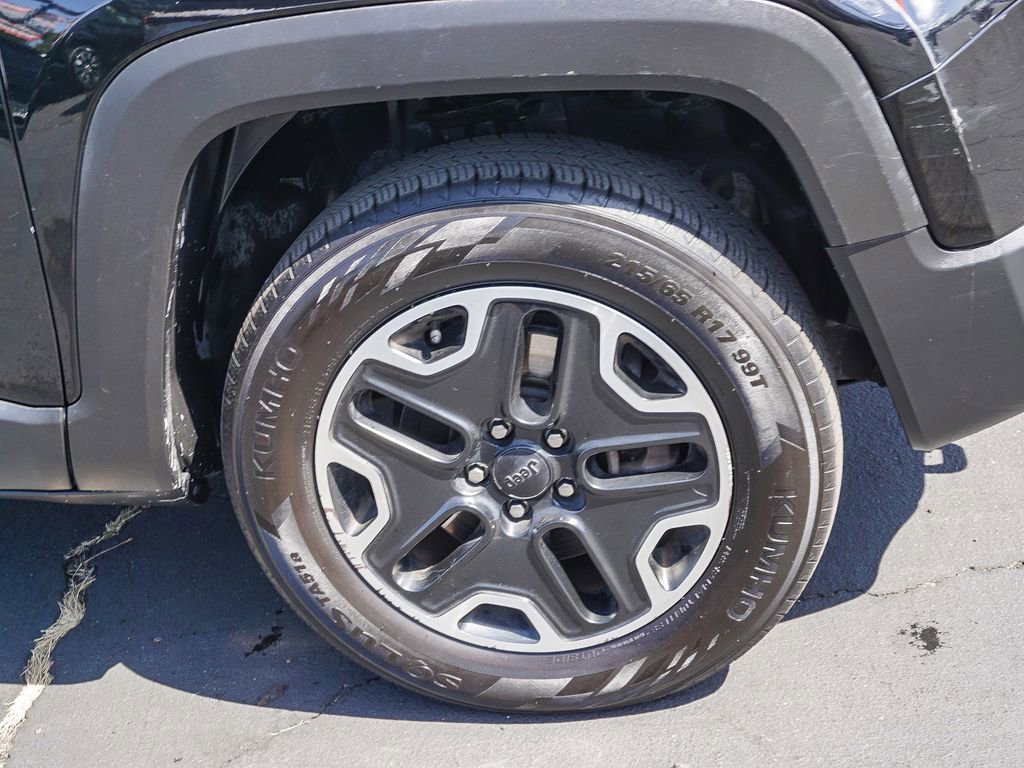 Used 2017 Jeep Renegade Trailhawk w/ Premium Trailhawk Package AWD/4WD image 9