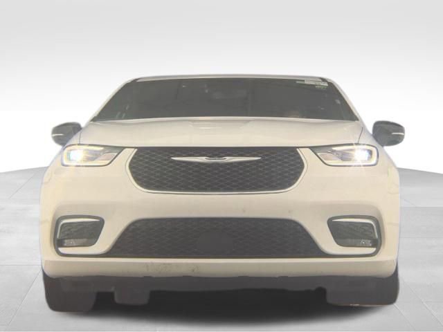 Used 2025 Chrysler Pacifica Select image 4