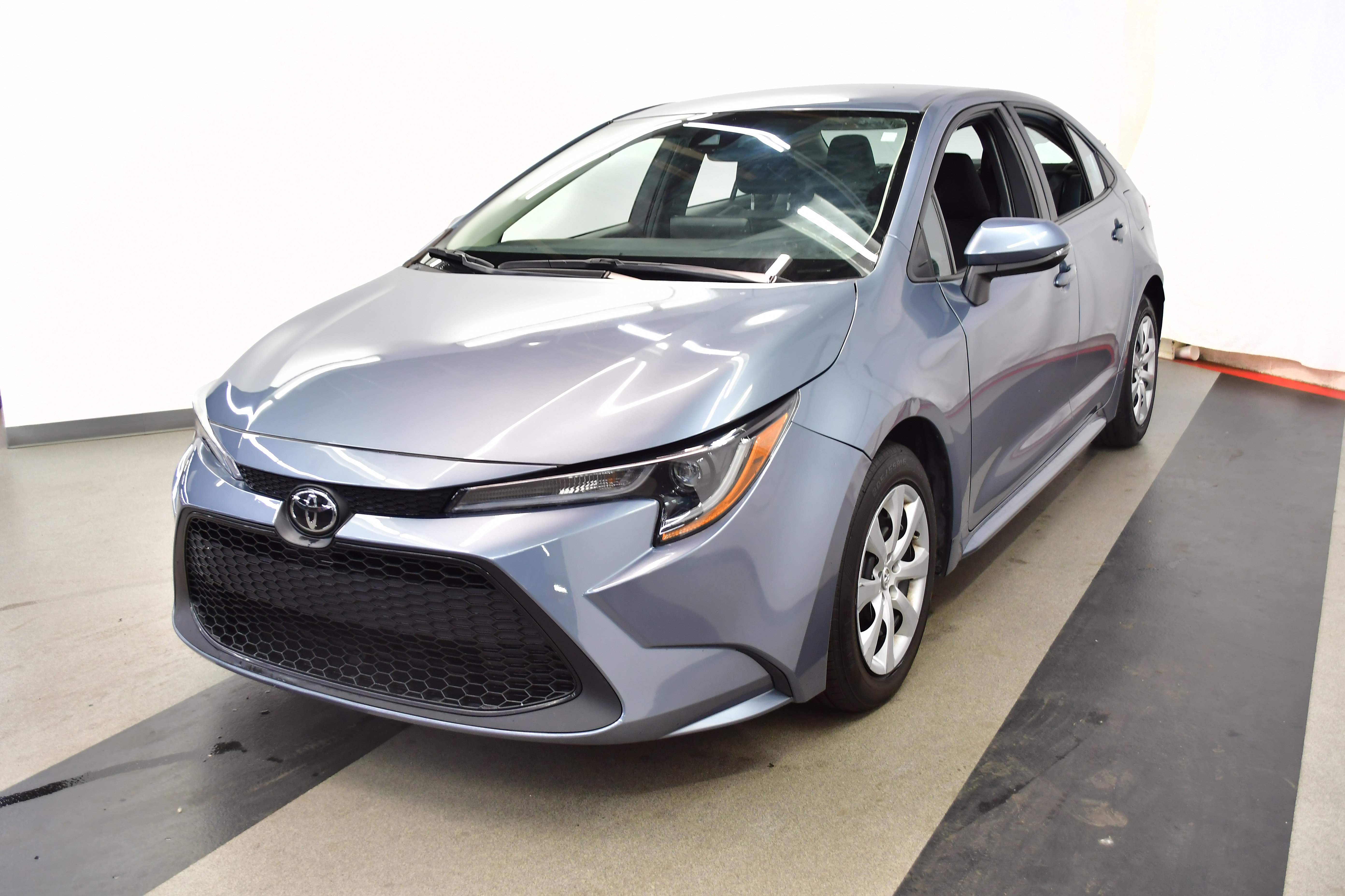 Used 2022 Toyota Corolla LE FWD image 4