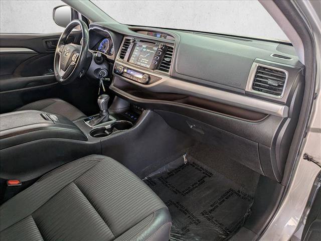 Used 2018 Toyota Highlander Plus AWD/4WD image 28