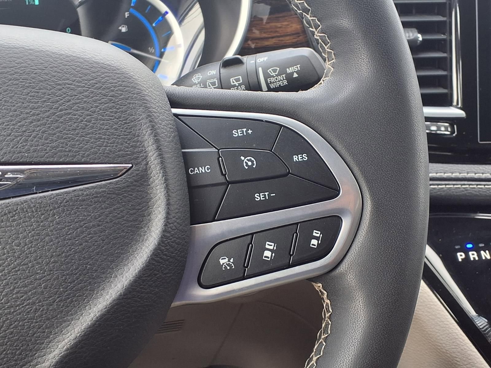 Used 2023 Chrysler Pacifica Limited image 16