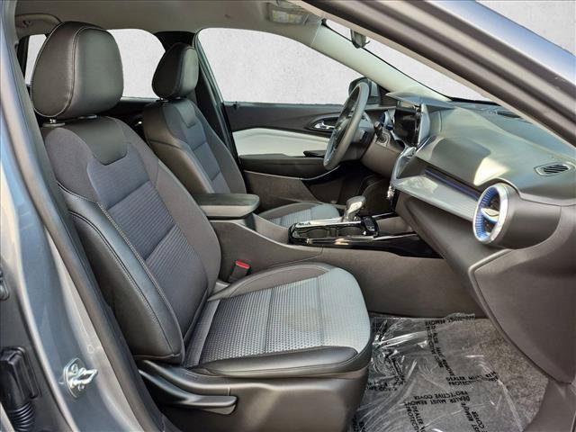 Used 2025 Chevrolet Trax LT FWD image 19