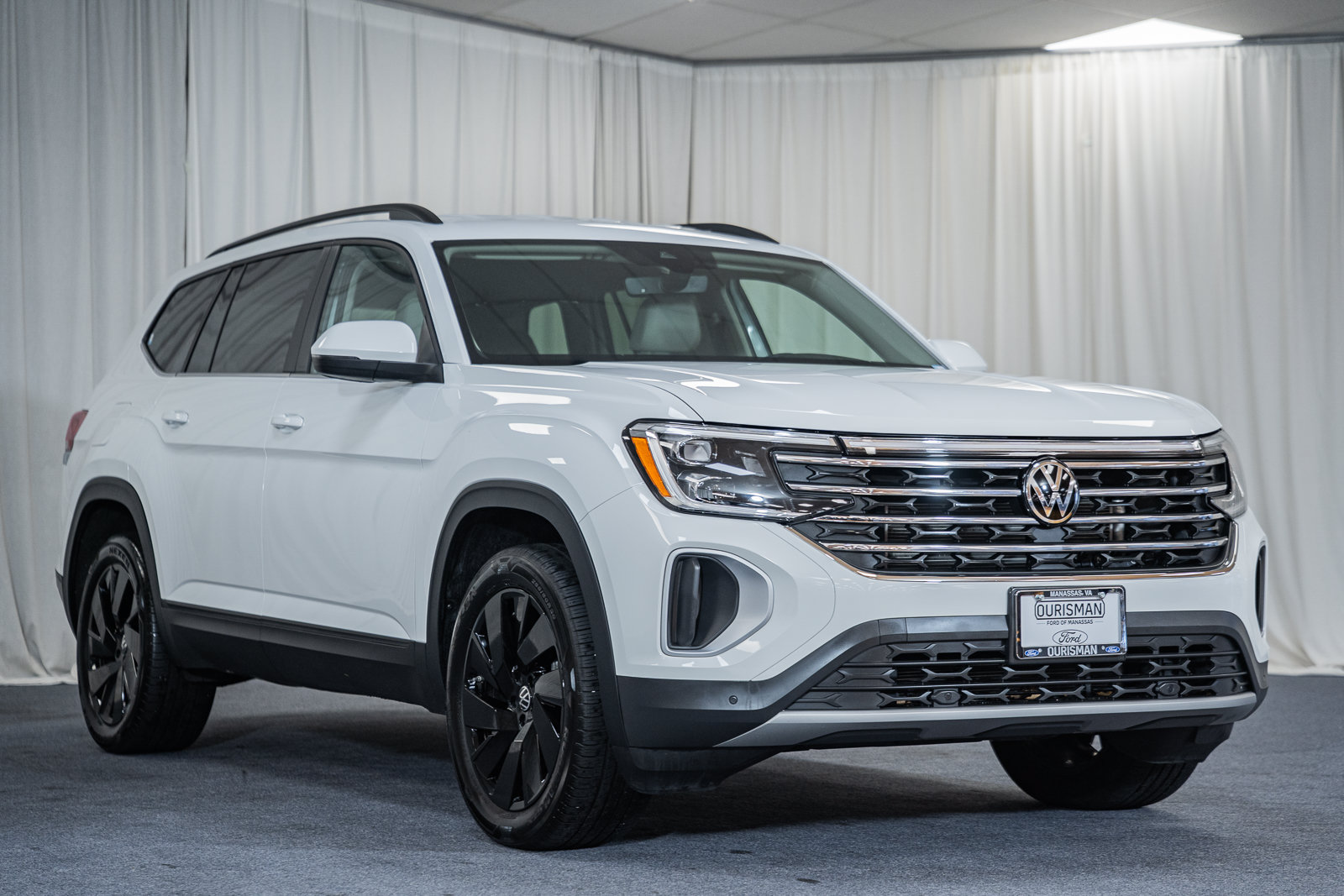 Used 2024 Volkswagen Atlas SE w/ Black Wheel Package