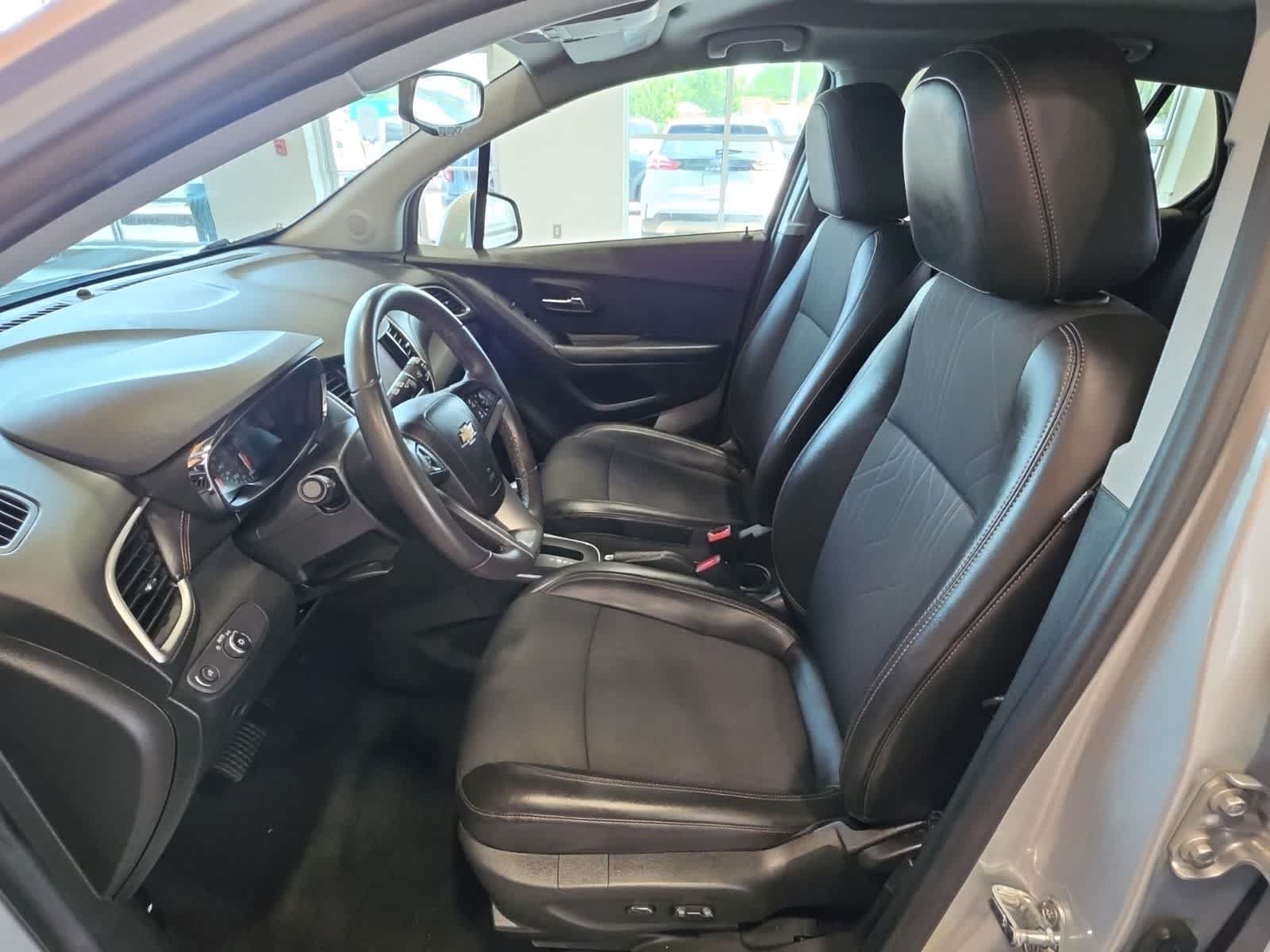 Used 2022 Chevrolet Trax LT w/ LT Convenience Package AWD/4WD image 16