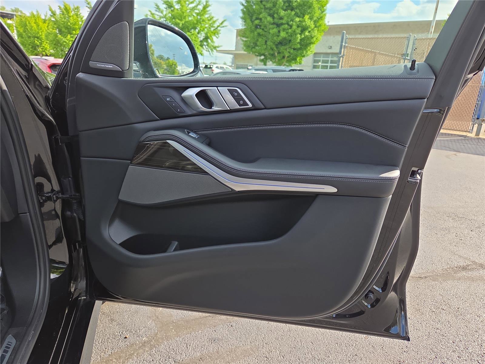 Used 2023 BMW X7 xDrive40i w/ M Sport Package AWD/4WD image 30