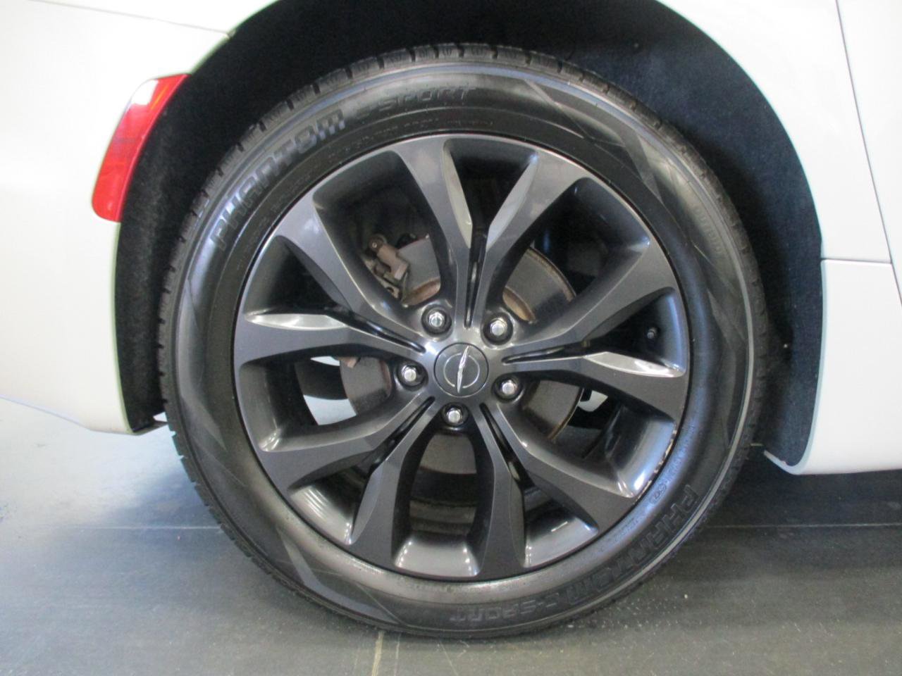 Used 2020 Chrysler Pacifica Touring-L Plus image 33