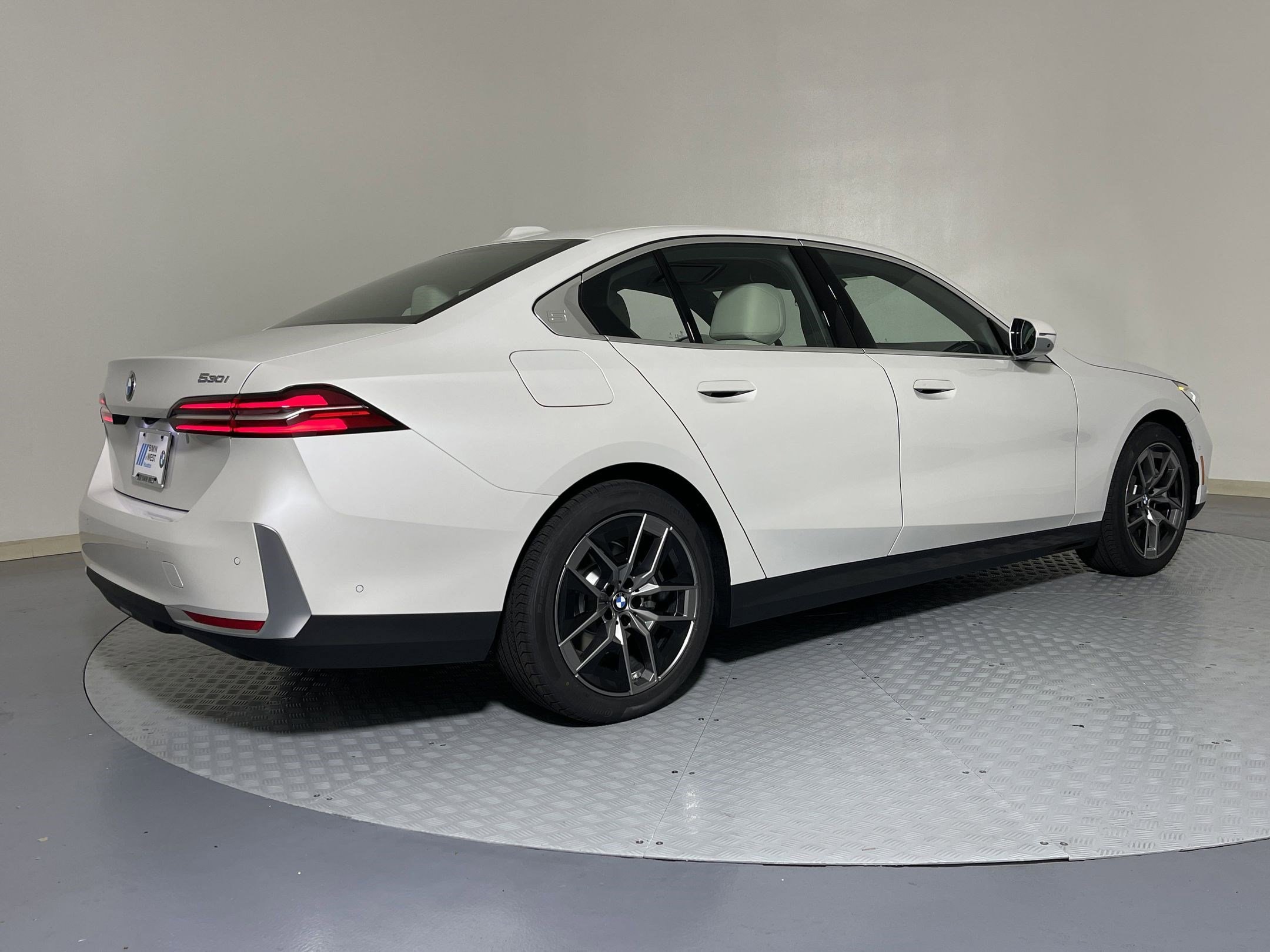 Used 2026 BMW 530i w/ Premium Package image 9