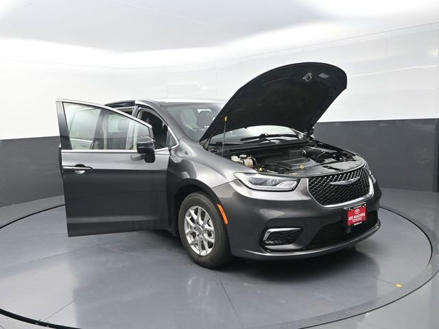 Used 2023 Chrysler Pacifica Touring-L image 40