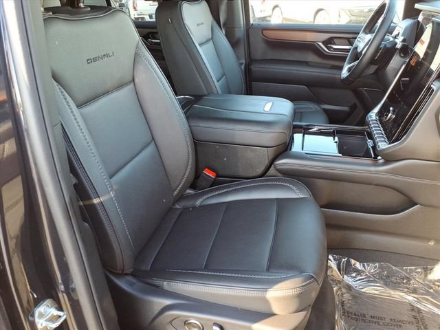 Used 2025 GMC Yukon Denali w/ Advanced Technology Package AWD/4WD image 27