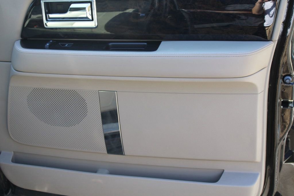 Used 2015 Lincoln Navigator 2WD image 25