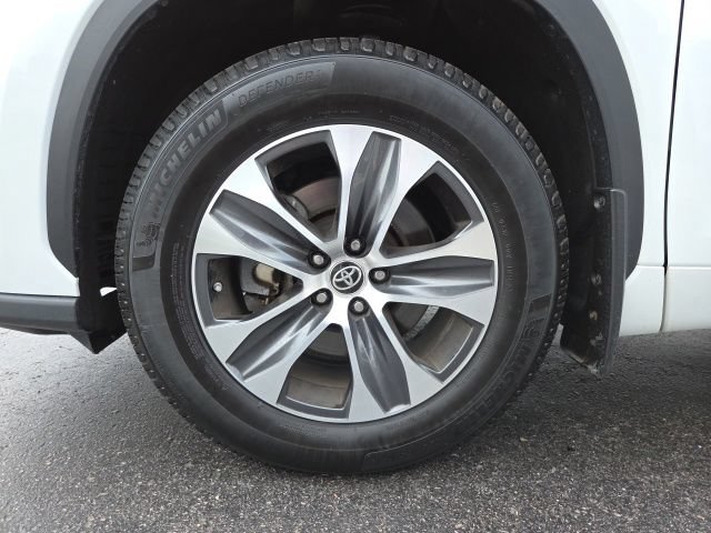 Used 2023 Toyota Highlander XLE AWD/4WD image 29