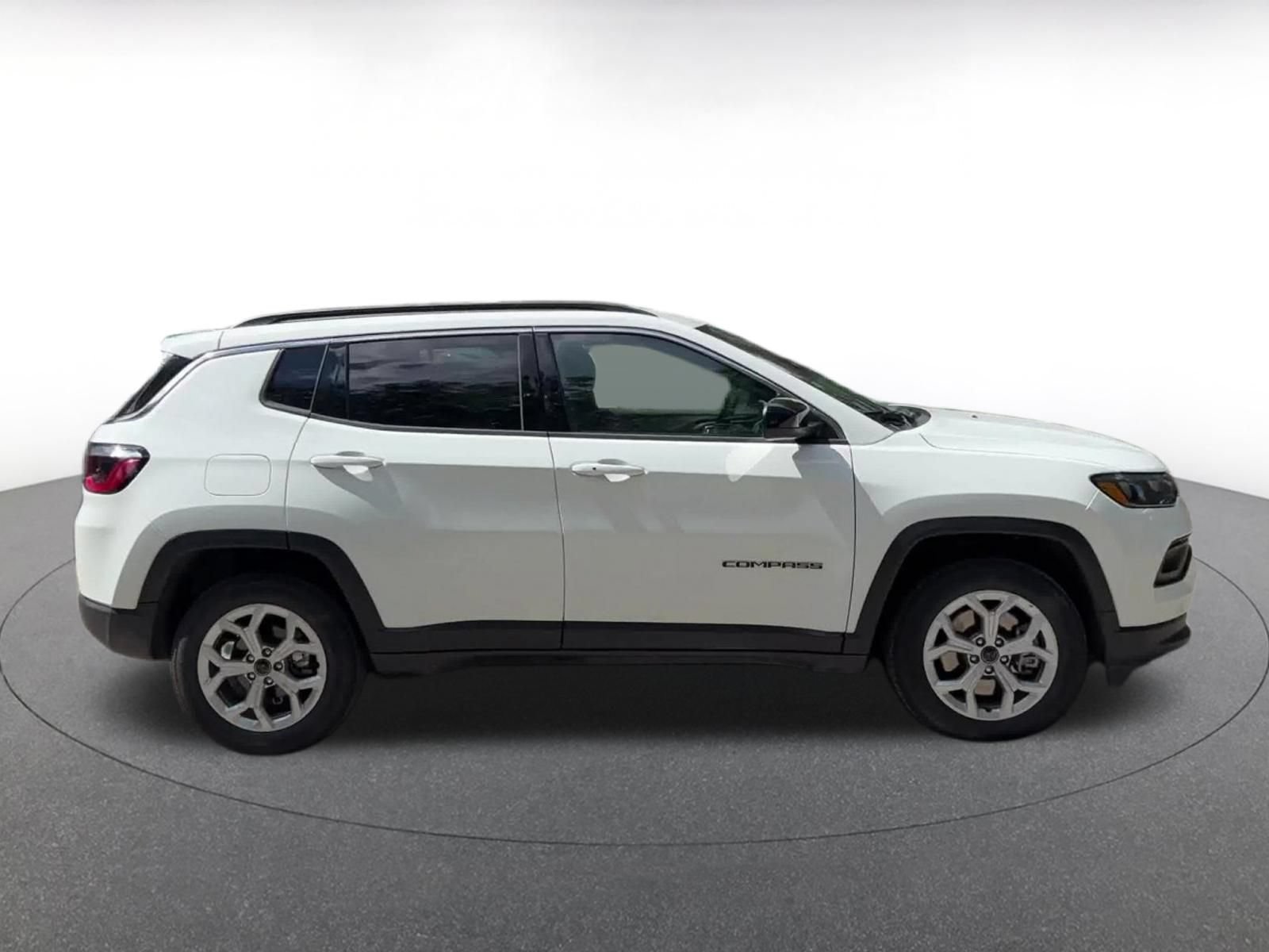 Used 2025 Jeep Compass Latitude AWD/4WD image 16