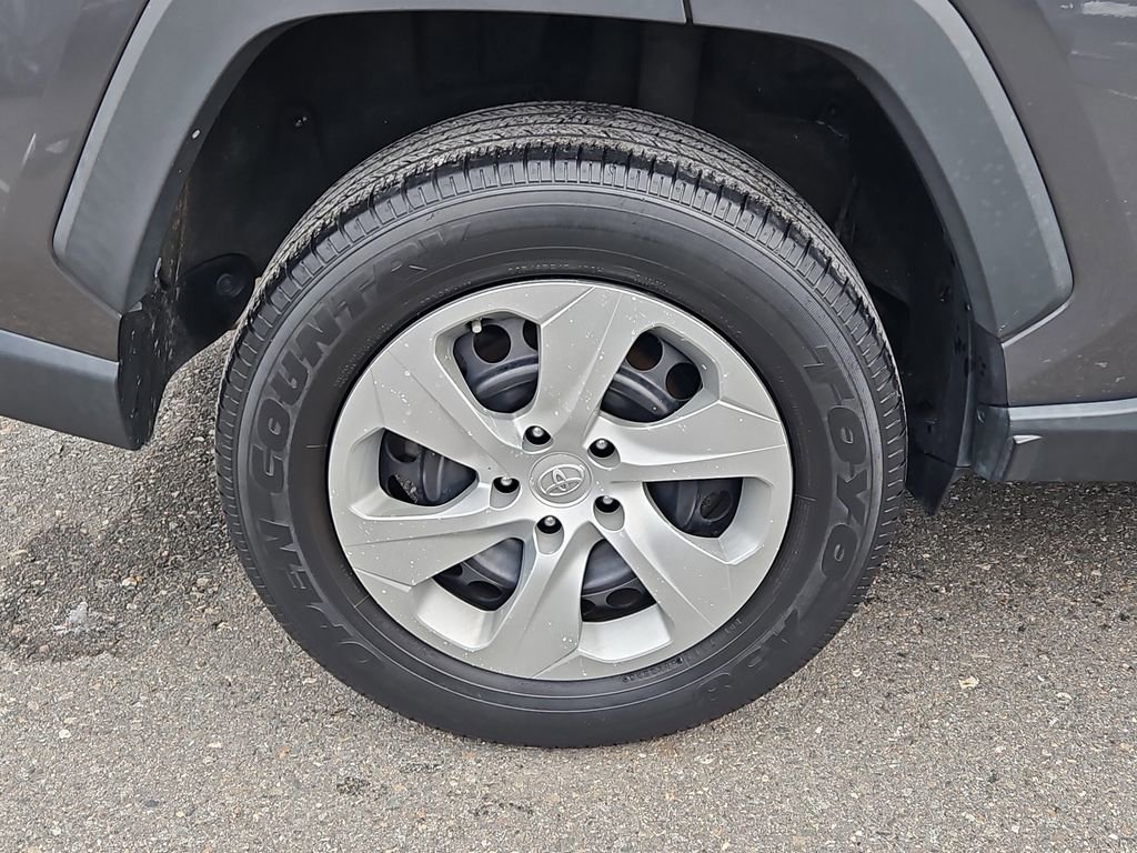 Used 2021 Toyota RAV4 LE image 9