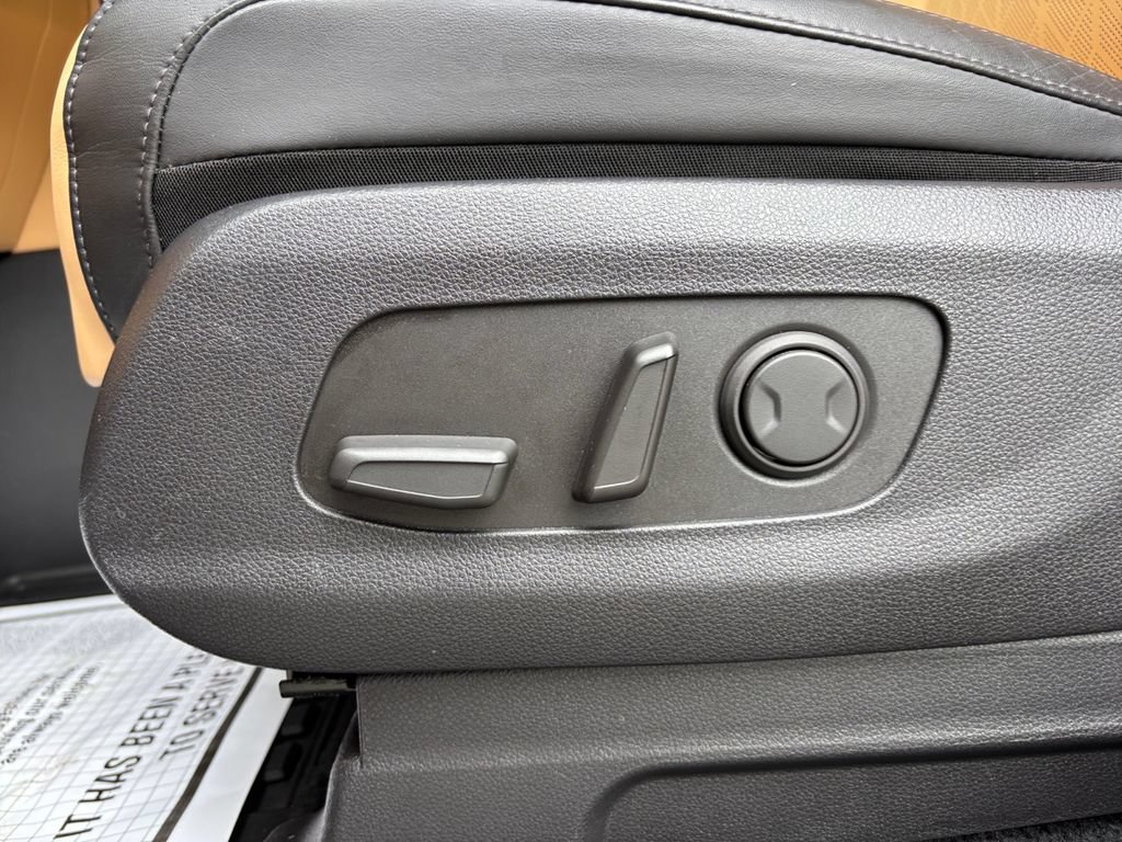 Used 2024 Kia Carnival EX FWD image 25