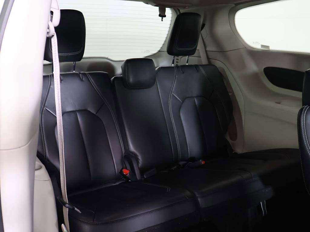 Used 2024 Chrysler Pacifica Touring-L image 29