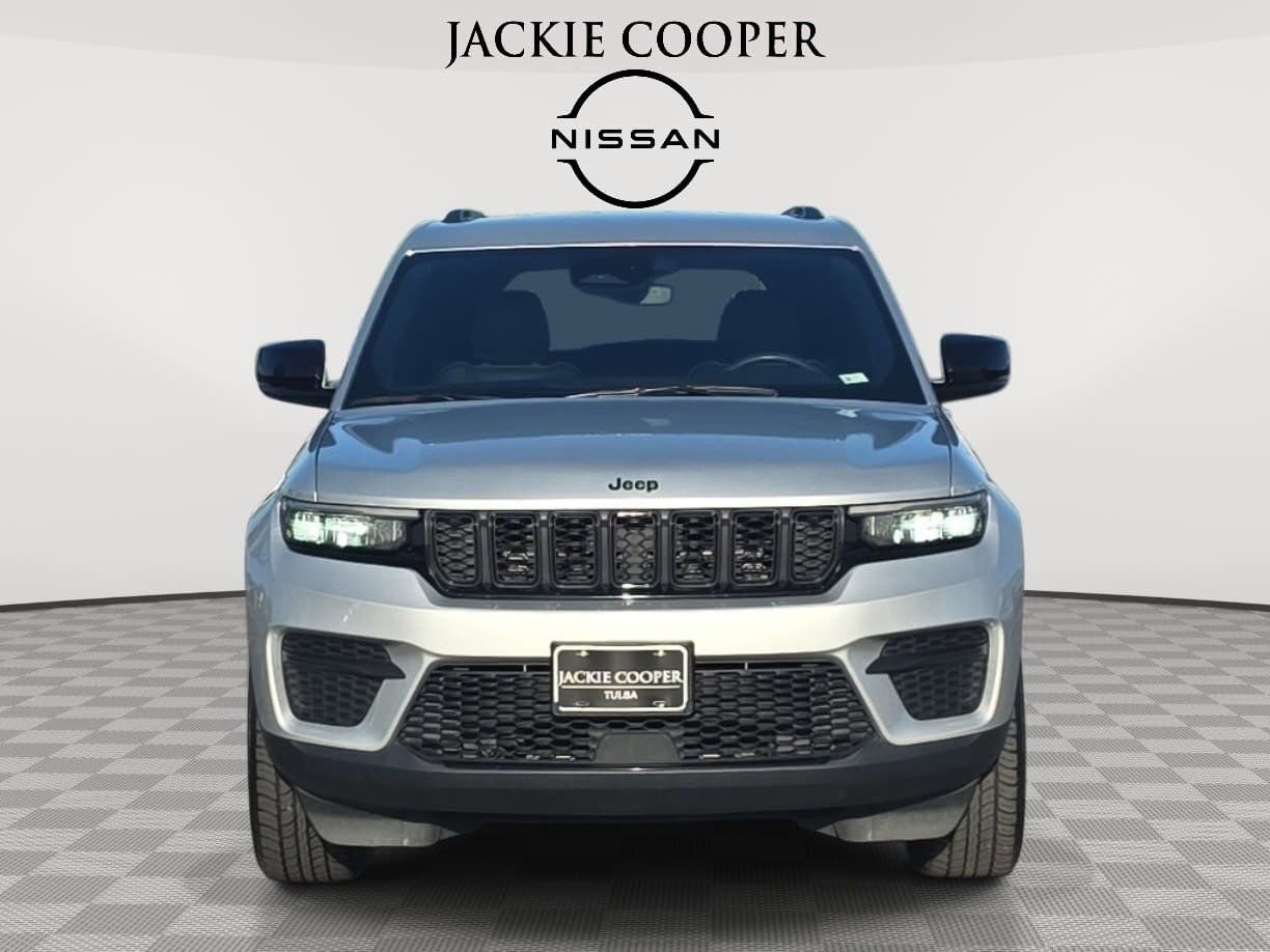 Used 2024 Jeep Grand Cherokee Altitude AWD/4WD image 2