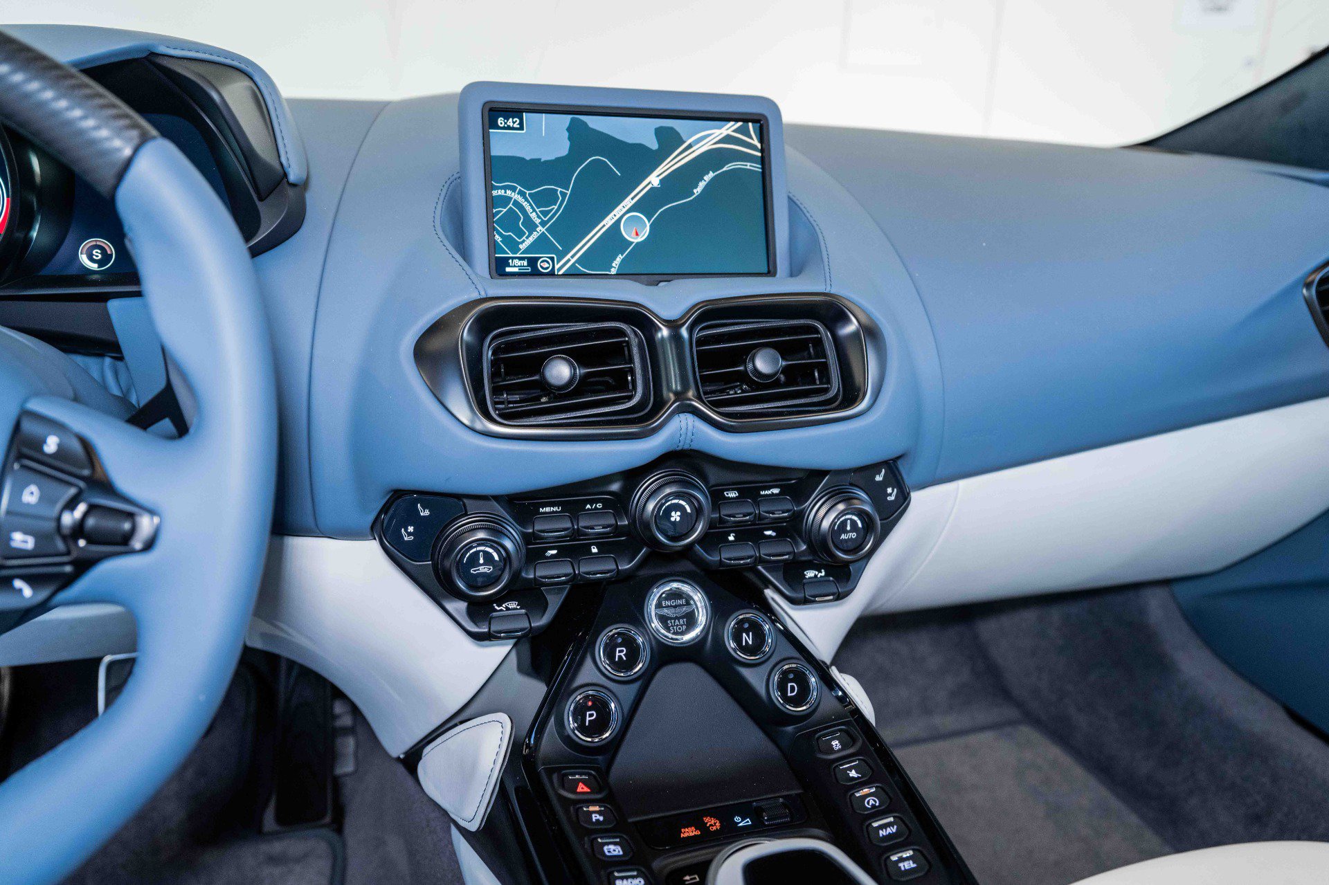 Used 2023 Aston Martin V8 Vantage Coupe RWD image 21