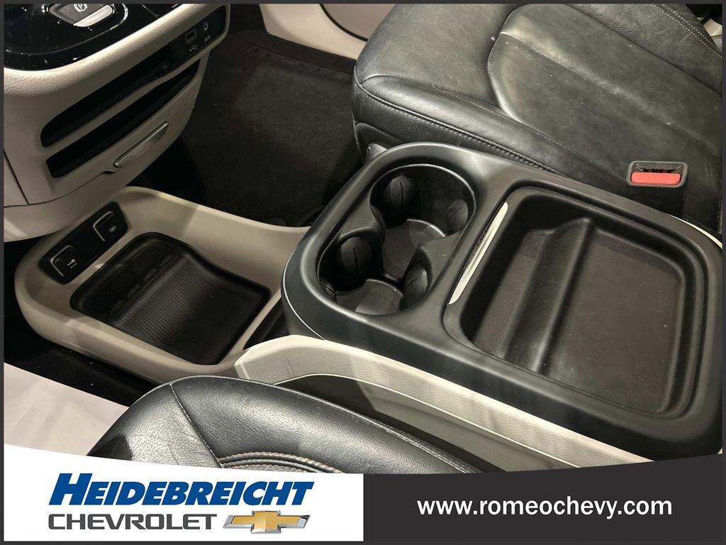 Used 2017 Chrysler Pacifica Touring-L image 28