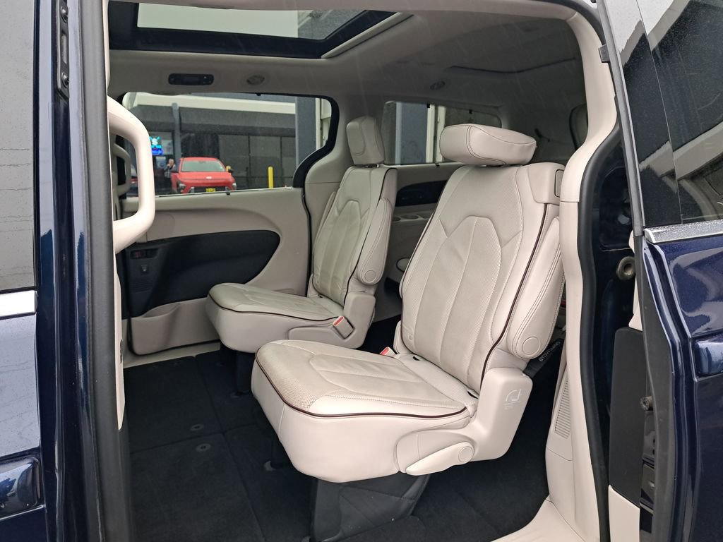 Used 2017 Chrysler Pacifica Limited image 12