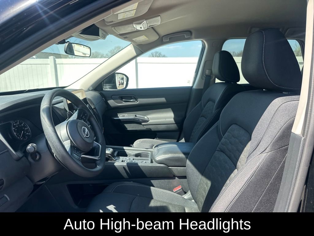 Used 2025 Nissan Pathfinder S image 11