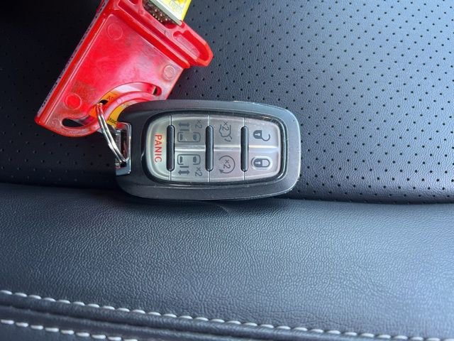 Used 2025 Chrysler Pacifica Select image 38