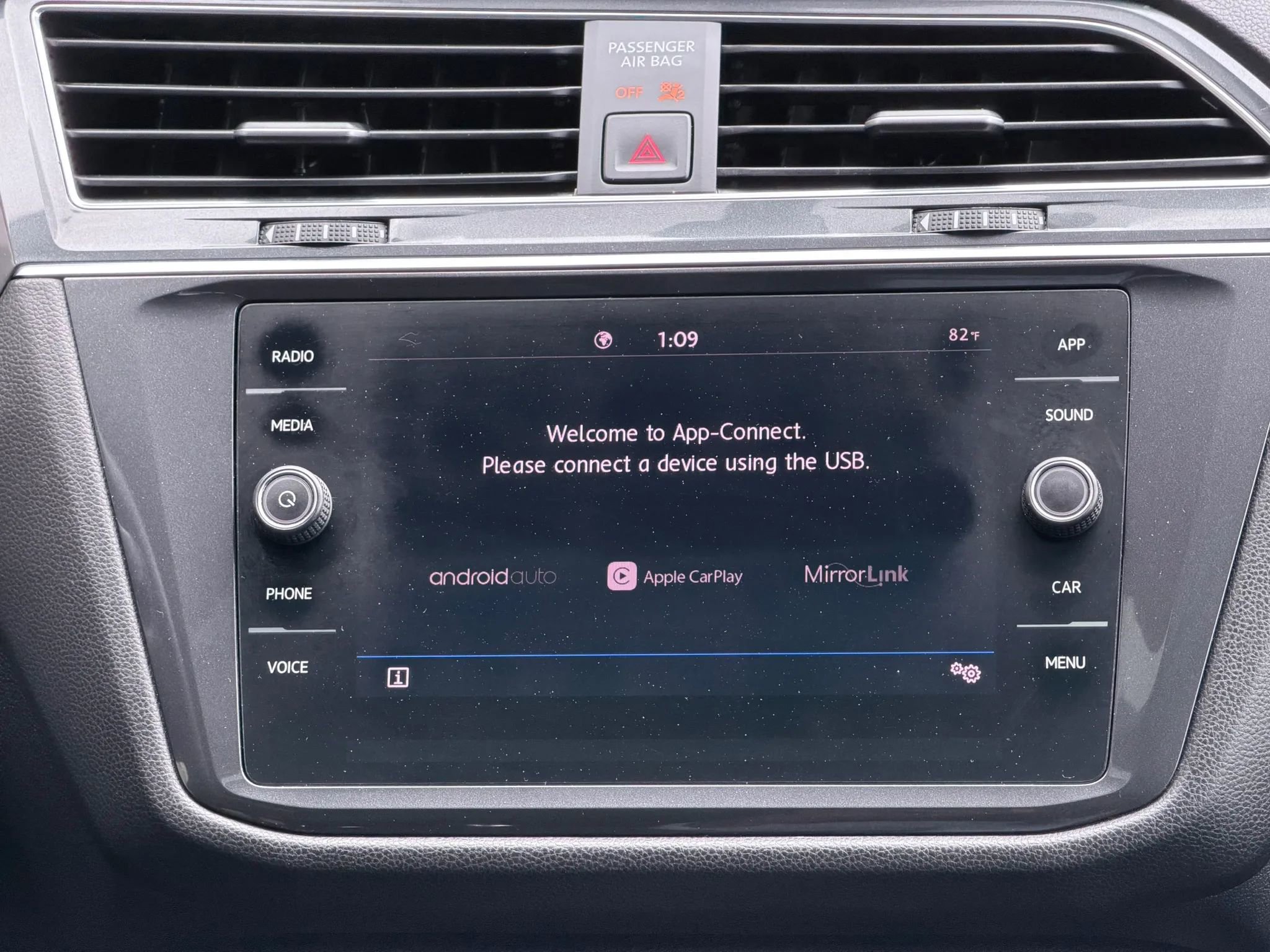 Used 2020 Volkswagen Tiguan SE w/ Panoramic Sunroof Package FWD image 20
