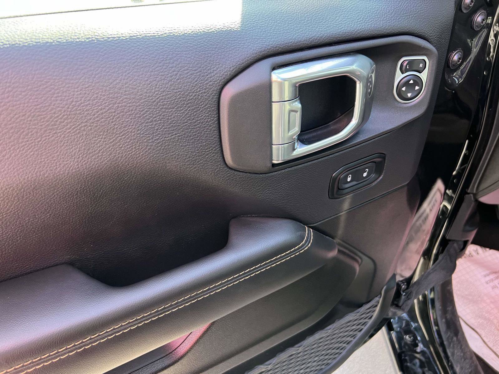 Used 2025 Jeep Wrangler Sahara image 17