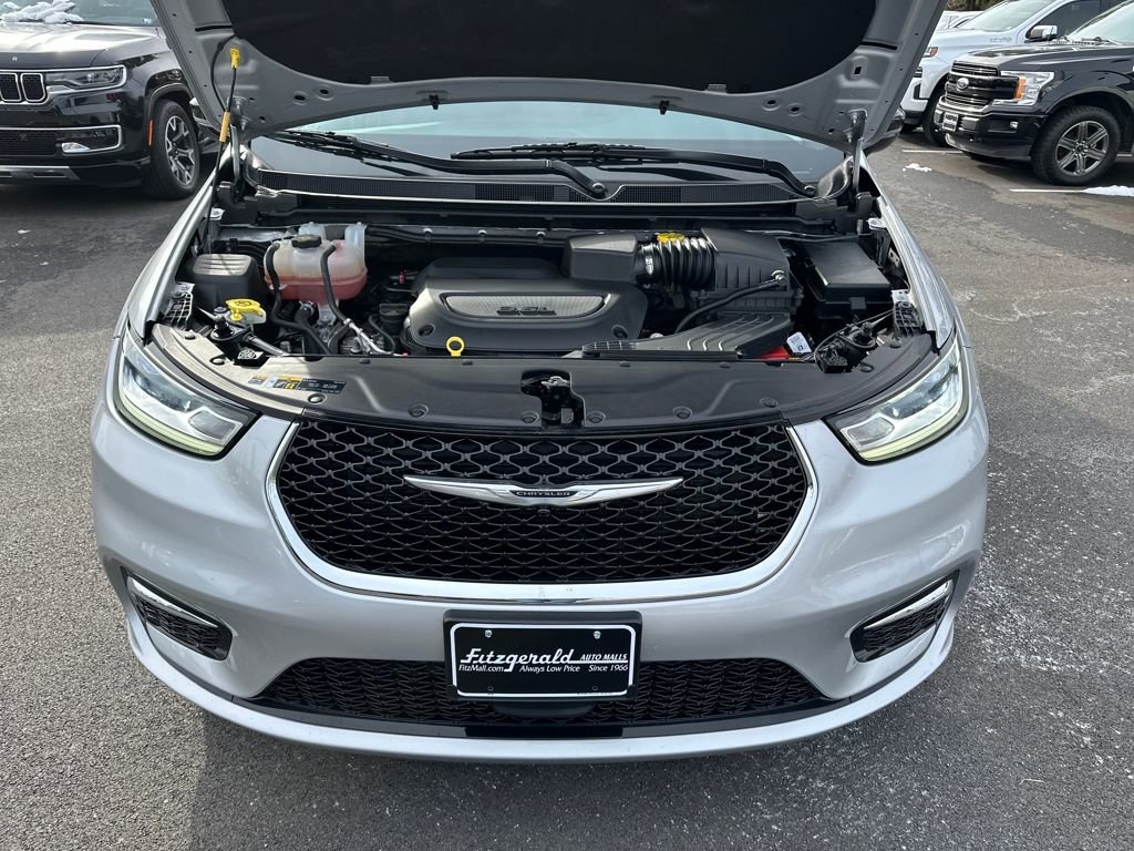 Used 2024 Chrysler Pacifica Touring-L image 10