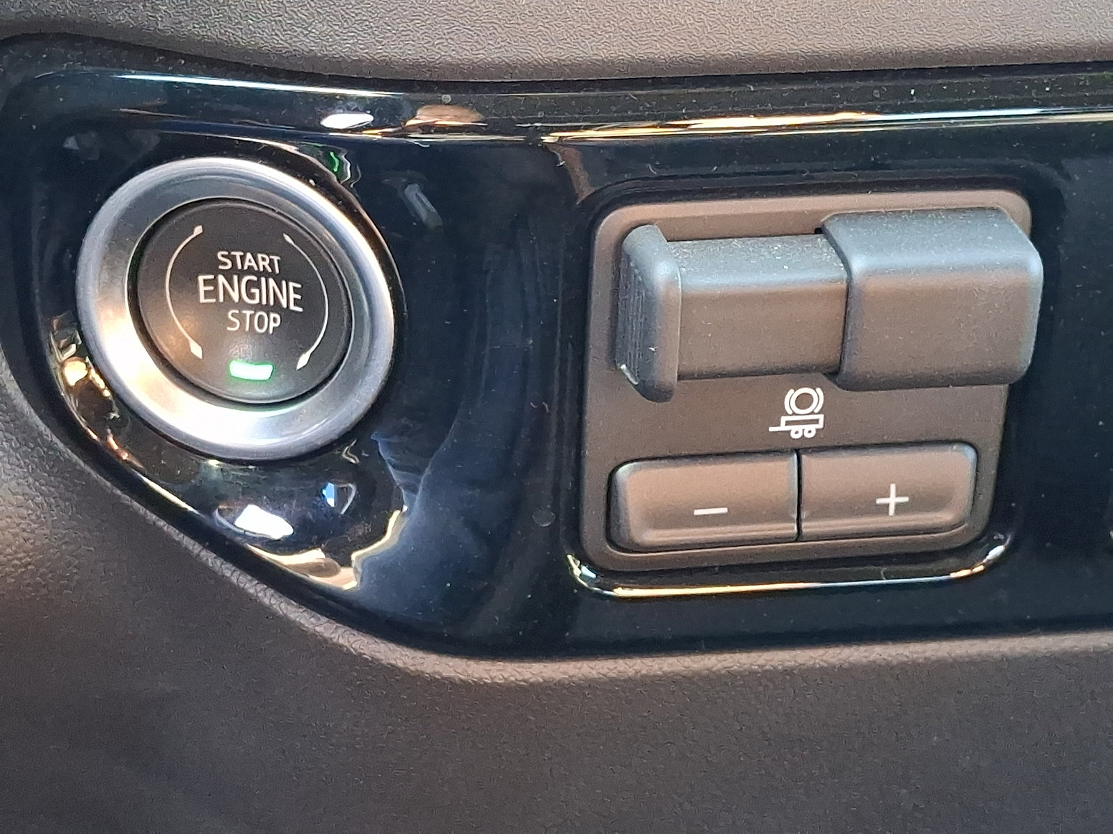 Certified 2025 Chevrolet Silverado 1500 LT AWD/4WD image 24
