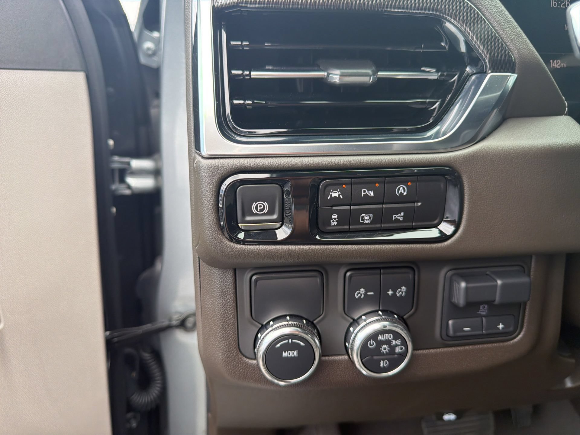 Used 2025 GMC Yukon Elevation RWD image 38