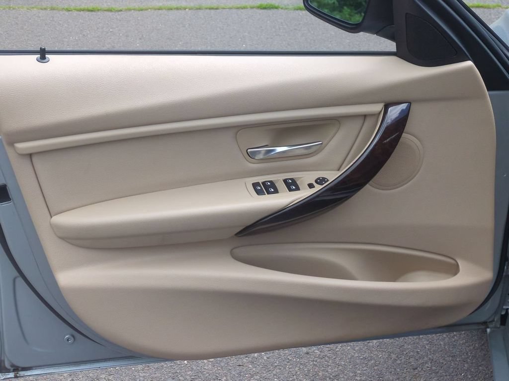 Used 2015 BMW 320i xDrive Sedan AWD/4WD image 11