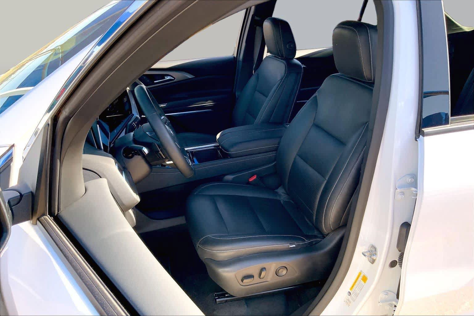 Used 2025 Chevrolet Traverse LT FWD image 8