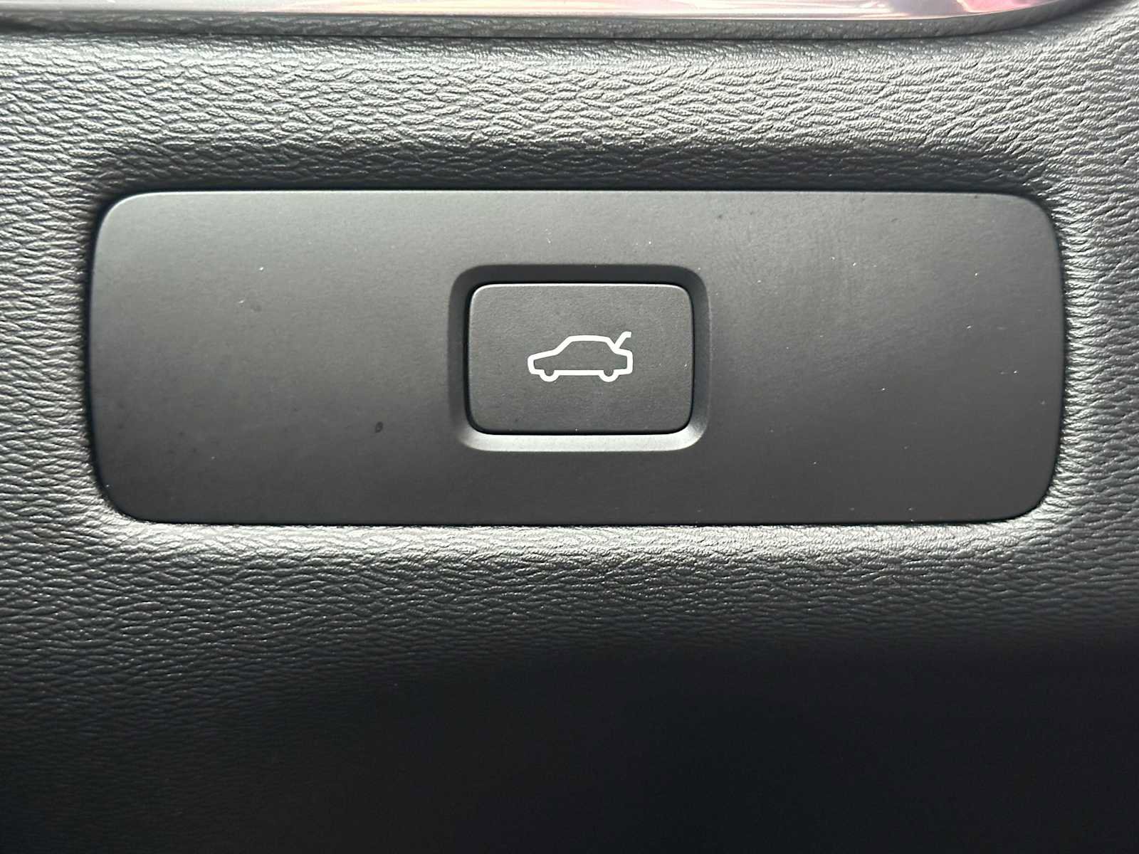 Used 2025 Volvo XC60 B5 Core w/ Protection Package Premier image 32