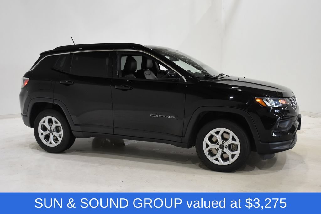 Used 2025 Jeep Compass Latitude w/ Sun & Sound Group AWD/4WD image 3