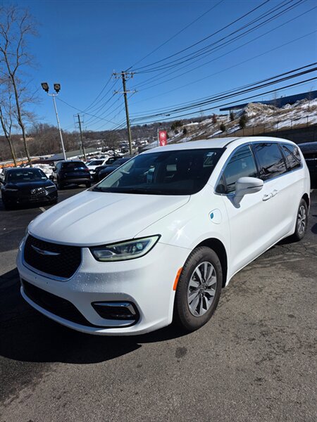 Used 2022 Chrysler Pacifica Touring-L FWD image 1