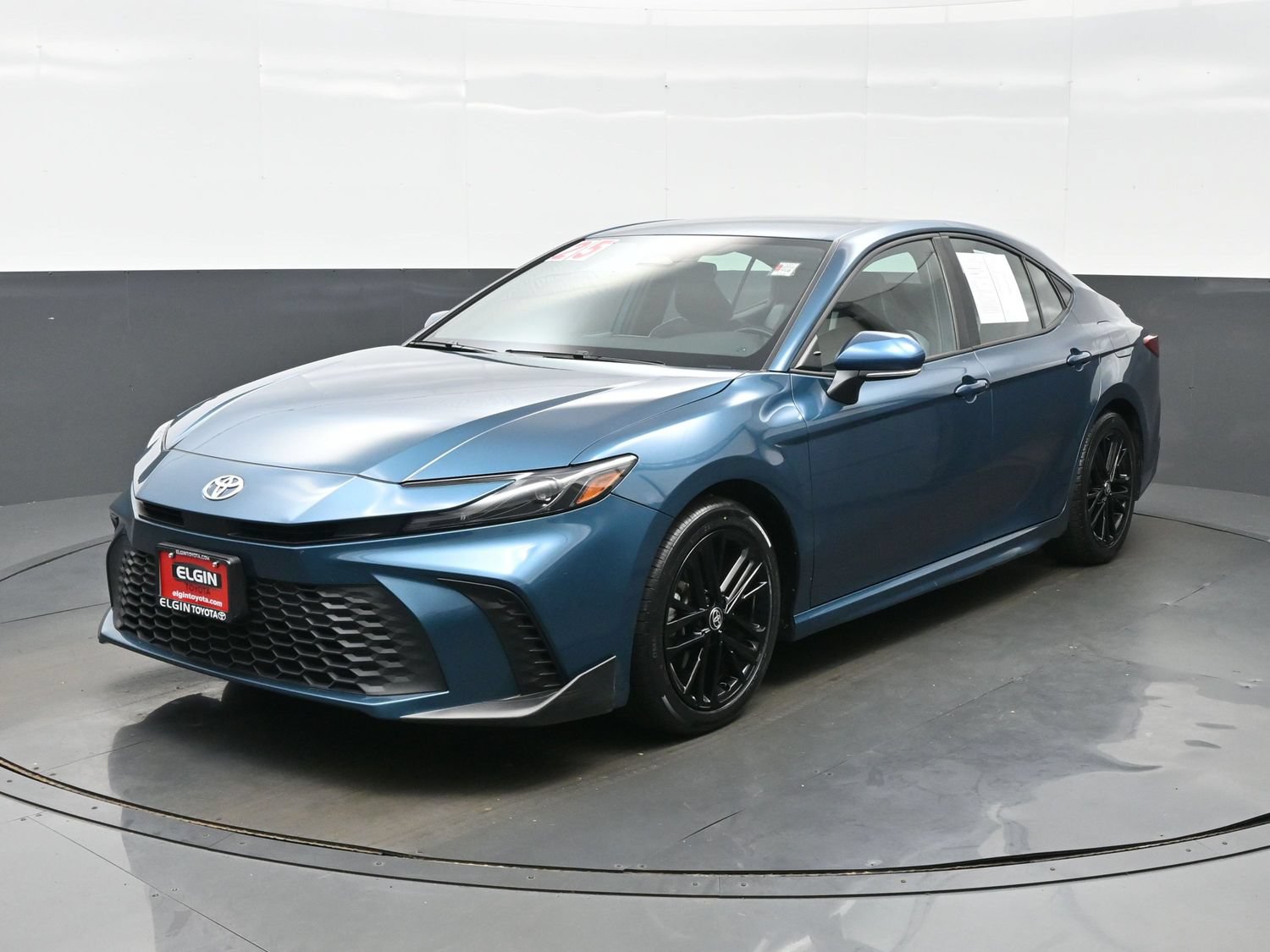Used 2025 Toyota Camry SE FWD image 2